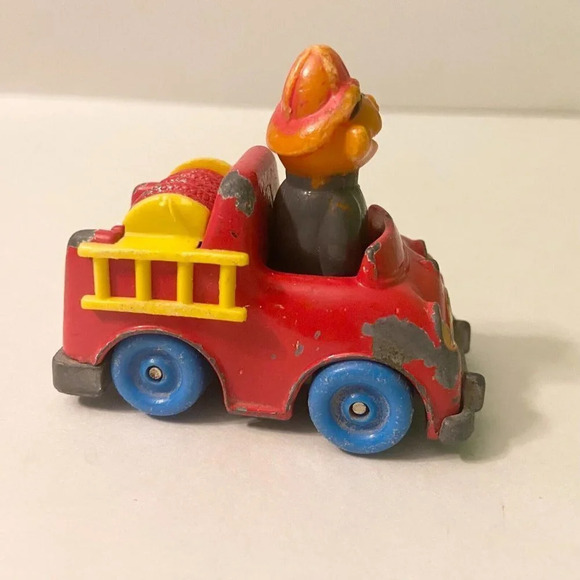 Vtg 1983 Sesame  Street Diecast Bert Taxi Big Bird Ernie Fire Truck PVC Figures - Picture 11 of 13